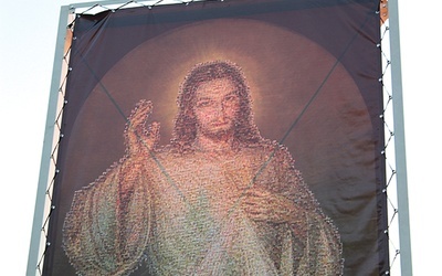 ▲	Każdy może stać się elementem mozaiki tworzącej wizerunek „Jezu, ufam Tobie”.