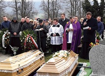 Uroczystości pogrzebowe Tomasza i Marcina Darłaków w Wilkanowie. Pogrzeby kolejnych ofiar zaplanowano na 19 kwietnia na 12.00 w kościele parafialnym pw. Świętych Apostołów Piotra i Pawła w Świebodzicach.