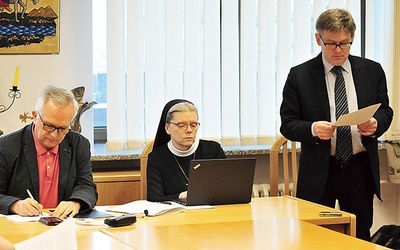 Od lewej: Zbigniew Nosowski, s. prof. Barbara Chyrowicz, prof. Piotr Gutowski.