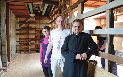 Ks. Tomasz Szczeciński, brat Grzegorz Kendik SVD i Ania Czarniecka na III piętrze, gdzie trwają prace budowlane.