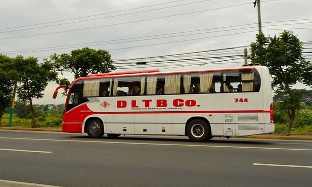 Autokar spadł w przepaść