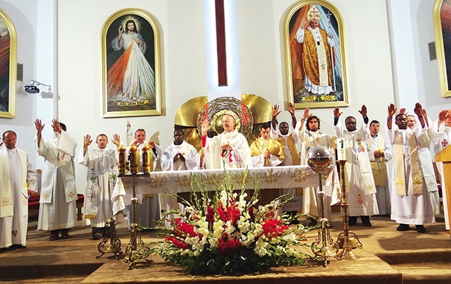 Msza św. z udziałem księży i uczestników ŚDM. 
