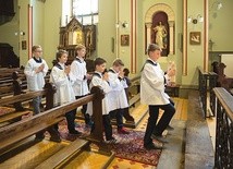 Ministranci służą w kaplicy Sióstr Urszulanek Unii Rzymskiej w Krakowie