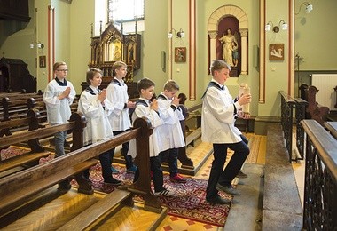 Ministranci służą w kaplicy Sióstr Urszulanek Unii Rzymskiej w Krakowie