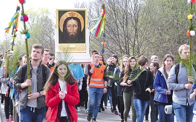 Młodzi przeszli ulicami Tarnowa, niosąc obraz Pana Jezusa Przemienionego.