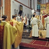 ▲	Podczas Eucharystii biskup pobłogosławił oleje chorych i katechumenów oraz konsekrował krzyżmo. Po uroczystości dziekani zabrali oleje, aby przekazać je proboszczom wszystkich parafii w diecezji.