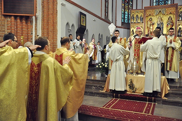 ▲	Podczas Eucharystii biskup pobłogosławił oleje chorych i katechumenów oraz konsekrował krzyżmo. Po uroczystości dziekani zabrali oleje, aby przekazać je proboszczom wszystkich parafii w diecezji.