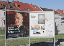 ▲	Ekspozycja „Rok ks. Johannesa Chrząszcza”  przed pyskowickim ratuszem.