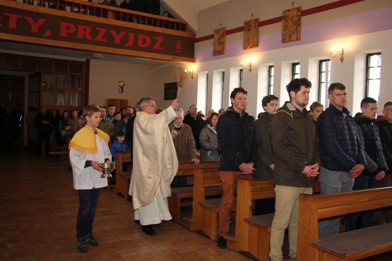 Chorągwiarze z parafii w Boczkach