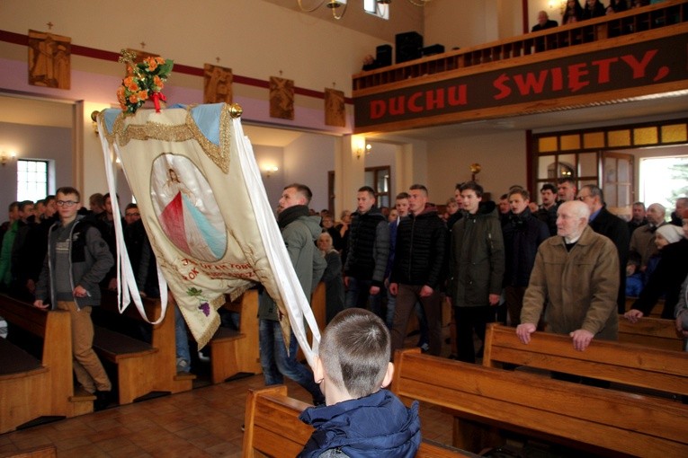 Chorągwiarze z parafii w Boczkach