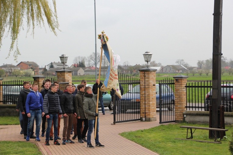 Chorągwiarze z parafii w Boczkach