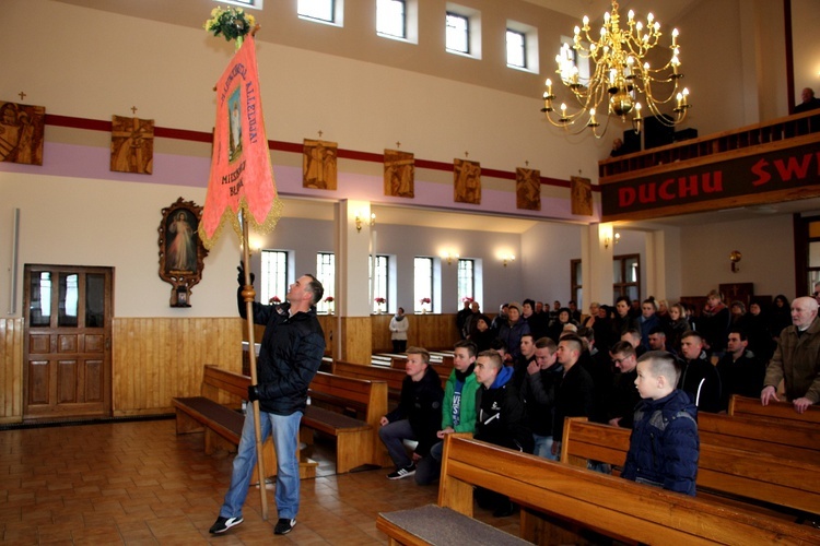 Chorągwiarze z parafii w Boczkach