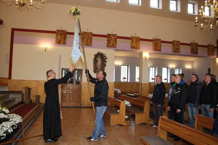 Chorągwiarze z parafii w Boczkach