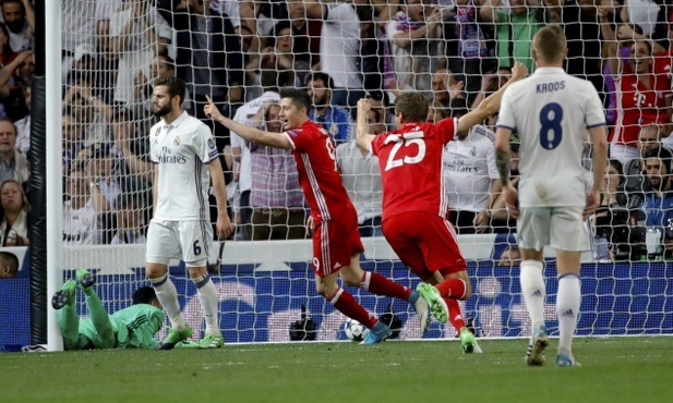 Piłkarska LM - Gol Lewandowskiego nie pomógł Bayernowi