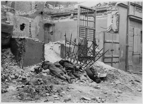 Fotografia z Raportu Stroopa. Oryginalny niemiecki podpis: "Bandyci zgładzeni w walce"