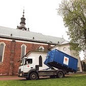 ▲	Przy kościele Świętego Ducha w Łowiczu został ustawiony kontener na makulaturę.