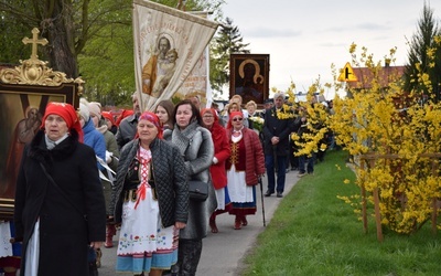 W barwnej procesji wyróżniały się panie z zespołu "Kaszewianki"