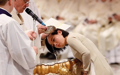 Chinka Jiana Chiara Xu przyjęła chrzest wraz  z 10 innymi dorosłymi osobami podczas Wigilii Paschalnej w Watykanie.