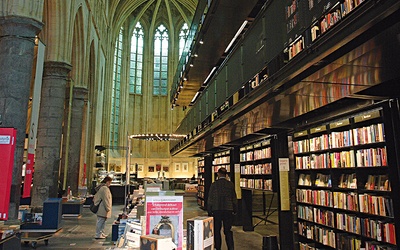 Księgarnia w byłym kościele w Maastricht (Holandia).