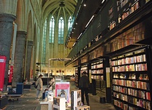 Księgarnia w byłym kościele w Maastricht (Holandia).