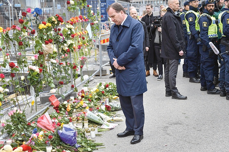 Premier Szwecji Stefan Löven na miejscu tragedii w Sztokholmie.