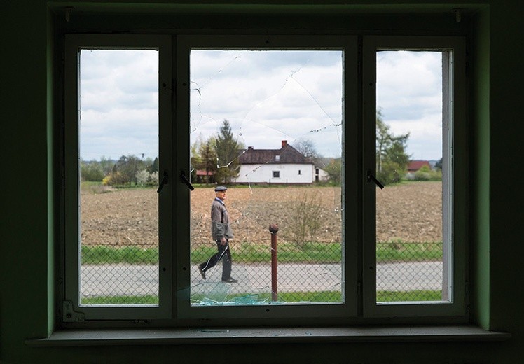 Pan Stefan Klon przypomina sobie, co przeżył, w swoim – już zrujnowanym – domu w starych Nieboczowach.