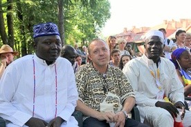 Biskup Jeż konsekruje kościół w Czadzie