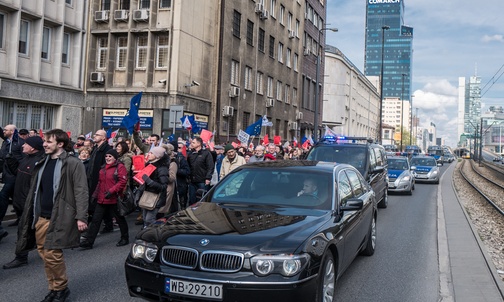 Przemarsz w asyście limuzyn BOR w stronę prokuratury.