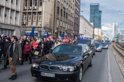 Przemarsz w asyście limuzyn BOR w stronę prokuratury.