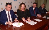 Umowę uroczyście podpisali Joanna Skrzydlewska, Dariusz Klimczak oraz Krzysztof Jażdżyk