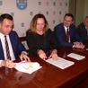 Umowę uroczyście podpisali Joanna Skrzydlewska, Dariusz Klimczak oraz Krzysztof Jażdżyk