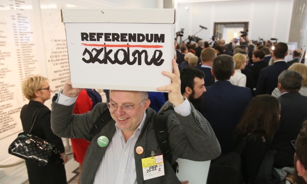 Ponad 910,5 tys. podpisów pod wnioskiem o referendum edukacyjne
