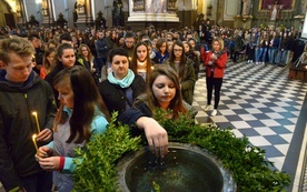 - Podczas spotkań z bierzmowanymi pragniemy rozważyć skutki i owoce zjednoczenia z Chrystusem wypływające z chrztu świętego - mówi w zaproszeniu bp Henryk Tomasik