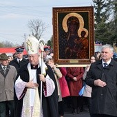 Bp Andrzej F. Dziuba prowadzi procesję z ikoną jasnogórską. Obok Mirosław Włodarczyk, wójt Witoni