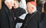 Już przed liturgią kard. Stanisław Dziwisz przywitał biskupa z życzliwością