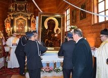Strażacy ustawiają obraz Matki Bożej Częstochowskiej przy ołtarzu