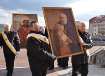Rycerze niosą obrazy św. Brata Alberta i Jezusa "Ecce Homo"