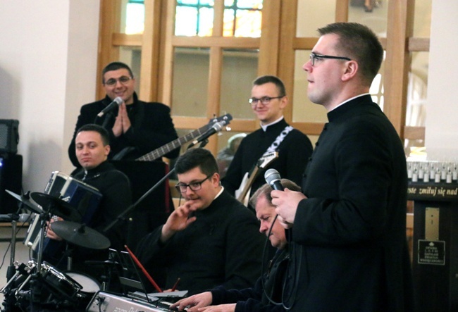 Pielgrzymka bierzmowanych do skarżyskiej Ostrej Bramy