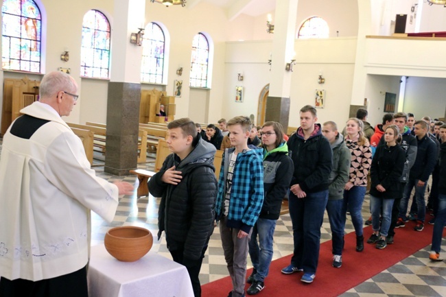 Pielgrzymka bierzmowanych do skarżyskiej Ostrej Bramy