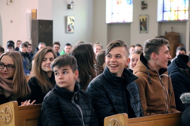 Pielgrzymka bierzmowanych do skarżyskiej Ostrej Bramy