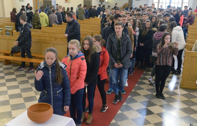 Pielgrzymka bierzmowanych do skarżyskiej Ostrej Bramy