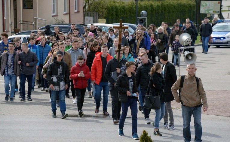 Do skarżyskiego sanktuarium przybywają młodzi w pieszej pielgrzymce przez miasto