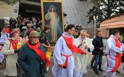 Msza św. poprzedzona została procesją z obrazem Jezusa Miłosiernego połączona z koronką