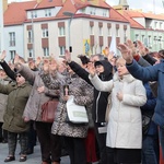 Koronka do Bożego Miłosierdzia na rynku w Koszalinie