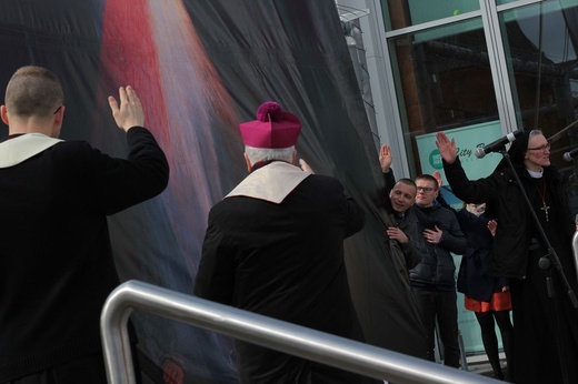 Koronka do Bożego Miłosierdzia na rynku w Koszalinie