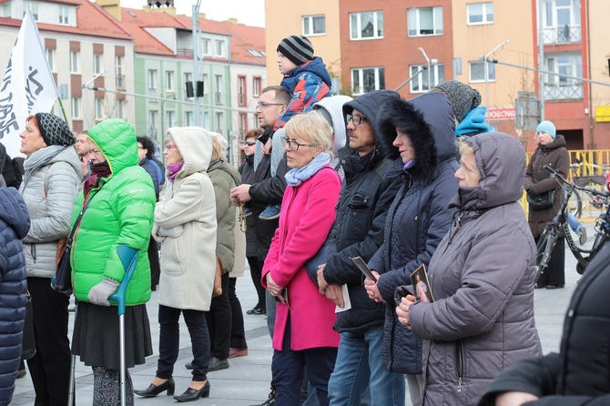 Koronka do Bożego Miłosierdzia na rynku w Koszalinie