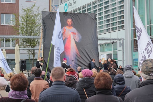 Koronka do Bożego Miłosierdzia na rynku w Koszalinie