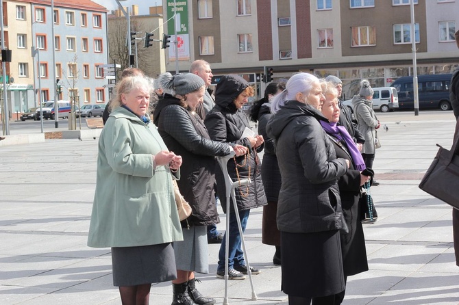 Koronka do Bożego Miłosierdzia na rynku w Koszalinie