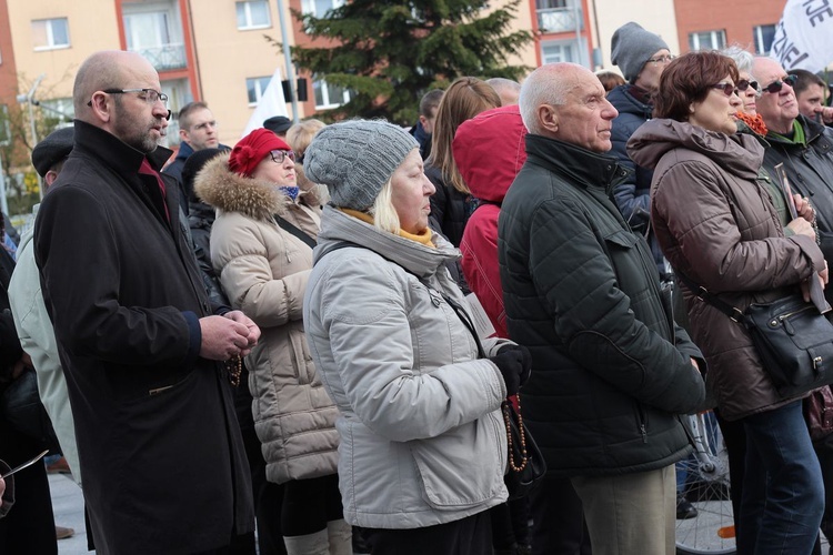 Koronka do Bożego Miłosierdzia na rynku w Koszalinie