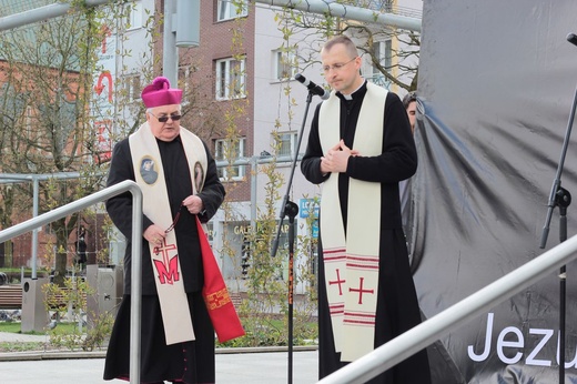 Koronka do Bożego Miłosierdzia na rynku w Koszalinie